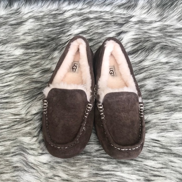 ✨Women’s UGG Ansley Slipper in Chocolate ✨ - Picture 2 of 6